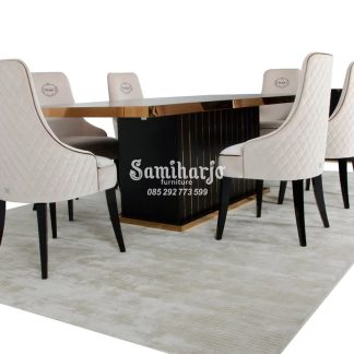 Meja Makan Modern Elegan adalah contoh sempurna dari meja bergaya mewah. Bagian atas dibuat dengan tekstur guratan hitam yang bergaya dan anggun dengan sentuhan akhir mengkilap yang menonjol di ruang mana pun. Warna emas rose gold